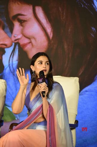 Women's Printed Pure Georgette Saree With Unstitched Blouse Piece (Rocky Aur Rani Ki Prem Kahani Saree) in Kuwait