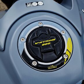 ملصقات دراجة نارية ثلاثية الأبعاد متوافقة مع Suzuki V-Strom 800 DE 2023. حماية غطاء الوقود من التأثير والخدوش. ملصقات الراتنج - مصنوعة في إيطاليا