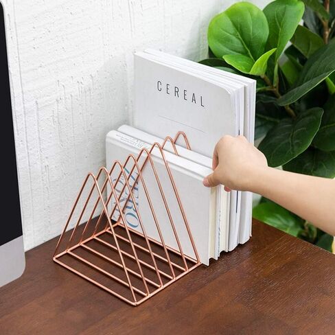 حامل المجلات، 2 حزمة منظم حامل ملفات سطح المكتب 9 فتحات، مجلد فارز ملفات ذهبي وردي، رف تخزين سجل الفينيل المثلث لوسادة رسائل مغلف الصحف، حامل رف الكتب ديكور للمكتب المنزلي in Kuwait