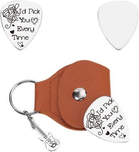 UNICRAFTALE I Pick You Guitar يختار الهدايا 1PC الفولاذ المقاوم للصدأ الغيتار اختيار المفاتيح Plectrum غيتار الملحقات الهدايا مع جلد بولي PU البني الرملي لعازف الجيتار الزوج الموسيقي in Saudi Arabia