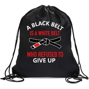 الحزام الأسود عبارة عن حزام أبيض رفض التخلي عن حقيبة الظهر الرباطية للرجال للنساء ، و Sport Sport Sackpack لمحبي الكاراتيه ، هدايا حقيبة الصالة الرياضية Funny Birthday Fans for Taekwondo