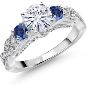 Gem Stone King 925 Sterling Silver White Moissanite و Blue خلق خاتم الياقوت للنساء | 1.35 CTTW | جولة 6mm و 3mm | متوفر في الحجم 5 ، 6 ، 7 ، 8 ، 9