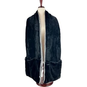 AnyWear Collection – CozyCarry Recycled Fleece 6-Pocket Scarf