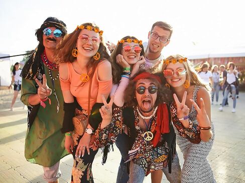 WOVOWOVO 60s 70s Hippie Accessories 6 PCS Boho Hippie Costume Groovy Outfits for Halloween Disco Carnival Party Favors in Saudi Arabia