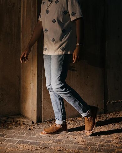 المكسيك en la piel المصنوع يدويًا من جلود الباشوكو للرجال - شقق مفتوحة من أخمص القدمين مع تصميم كريب وتصميم مريح وأنيق ، أحجام 7us - 13us in Kuwait