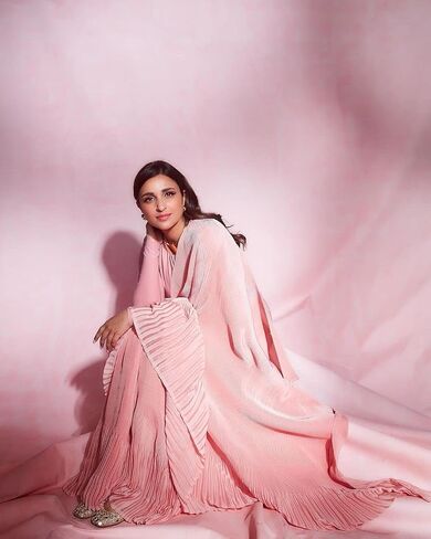 Women's Woven Synthetic Saree With Blouse Piece in Kuwait