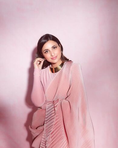 Women's Woven Synthetic Saree With Blouse Piece in Kuwait