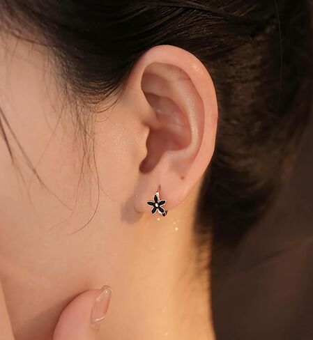 Reffeer Solid 925 Sterling Silver Daisy Flower Hoop أقراط Huggie للنساء المراهقات الزهرة الأسود أقراط الأقطاب الحلزونية in Saudi Arabia