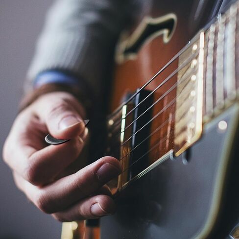 أعواد جيتار WINGO مع قبضة مختومة، 5 قطع، أعواد غير قابلة للانزلاق قياسية 1.25 مم باللون الأزرق، لباس الجيتار الكهربائي الصوتي. in Kuwait