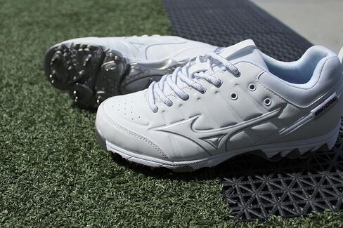 9-Spike Swift 7 Low Womens Metal Softball Cleat in Saudi Arabia