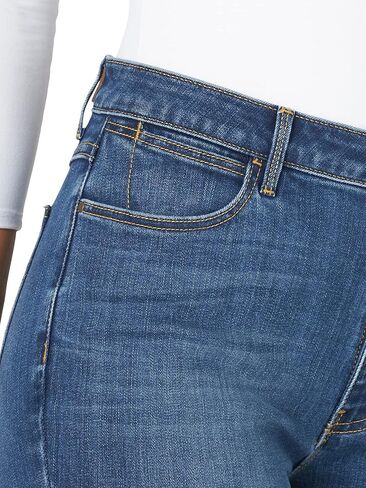 بنطلون جينز نسائي من Wrangler ذو ارتفاع عالٍ وقصة مستقيمة in Kuwait