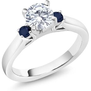 GEM Stone King 925 Sterling Silver White Moissanite و Blue الياقوت الخاتم 3 طوابق للنساء (0.92 CTTW ، Round 6mm ، Gemstone Birthstone ، متوفر بحجم 5،6،7،8،9)
