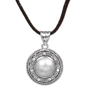 Novica Artisan Handmade Mabe Pearl Preslace Necklace Colled Leather Indonesia [18.5 in 2 Mm W Pendant (s) 1.4 in H × 0.9 في W × 0.3 في D] "White Orb"