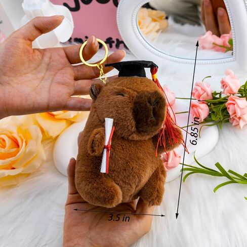 تخرج أفخم حشو حيوان لطيف Capybara keychain 2025 هدايا التخرج من أجله في كلية الثانوية كاوي كابيبارا الاشياء مع قبعة البكالوريوس والتمرير in Saudi Arabia