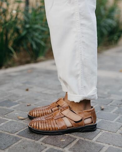 المكسيك En La Piel المصنوع يدويًا للرجال الصياد Huaraches Huaraches-جلد أصلي ، حزام قابل للتعديل وربط الحلقة ، تصميم مغلق ، أحذية زلة غير رسمية ومريحة-متوفرة في Tan و Moka in Kuwait