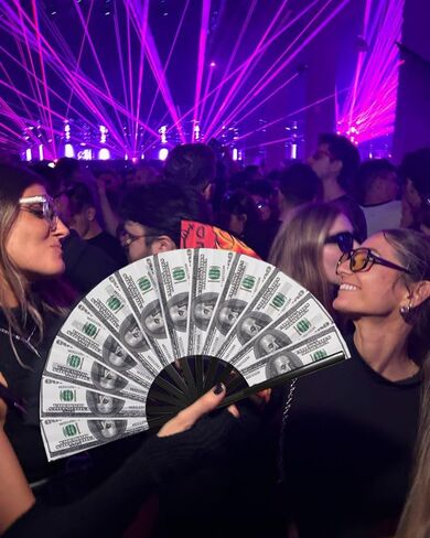 مشجع كبير معجبين بطيفين للمعجبين بمنجمة راقصة للرقص من أجل أحذية على الأرض ، الحفلات ، الحفلات الموسيقية ، في الهواء الطلق ، الديكور (دولارات المال) in Kuwait