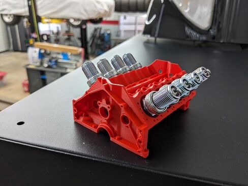 V8 Park Pluge حامل - حامل/منظم ثلاثي الأبعاد لعشاق السيارات ، المتوفر باللون الأحمر والأخضر والأزرق. يجعل هدية رائعة! (أخضر) in Kuwait