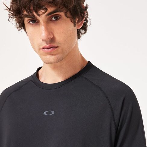 أوكلي للرجال Repreve القطع الناقص القصير Rashguard in Kuwait