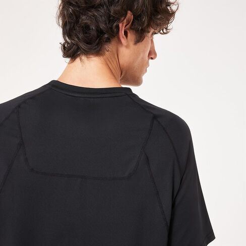 أوكلي للرجال Repreve القطع الناقص القصير Rashguard in Kuwait