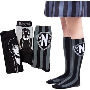 Mad Engine Wednesday Addams Nevermore Crew Knee Socks Gift مع صندوق هدايا على شكل تابوت للفتيات/الأطفال للشباب - 3 أزواج