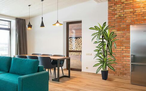 شجرة دراكاينا الاصطناعية 5 أقدام ، نبات مزيف مع زارع أبيض طويل القامة ، أشجار الأرضية اليوكا فو ، نباتات الحرير الاصطناعية للمكاتب المنزلية الداخلية ديكور هدية المنزل in Kuwait