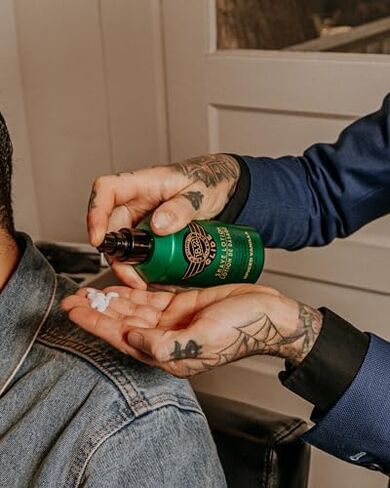 بلسم اللحية المصنوع يدويًا 45.72 للرجال، فانيليا سبايد، 55.8 مل - كريم تصفيف فاخر مع لمعان منخفض لترطيب وتشكيل اللحى والشوارب - بلسم شعر الوجه المعطر، ترطيب يدوم طويلاً in Kuwait