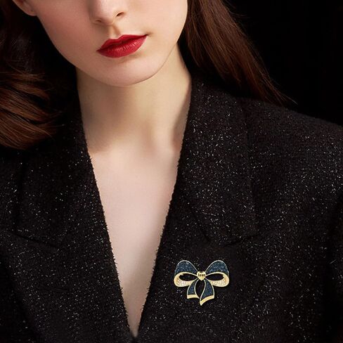 Kokoma Rhinestone Bow Brouch Pin للنساء اللامع CZ CZ Crystal Pearl متدلي بشريط القوس القوس صدر طية طية طية زفاف الحفلات ، فستان ، قميص ، قميص مقطع للملابس ، إكسسوارات ، مجوهرات in Saudi Arabia