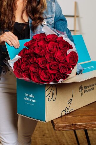 باقات القياس - 24 STEM Premium Rainbow Roses (مزهرية زجاجية شملت) - الزهور الطازجة للتسليم - هدية للتخرج ، عيد ميلاد ، الذكرى ، التعاطف ، الحصول على ما يرام ، تهانينا in Saudi Arabia