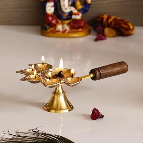 النحاس Panchdeep Diya لـ 5 فتيل قطني مع حامل خشبي ، بني وذهبي ، مقاس واحد (Akdiya113)