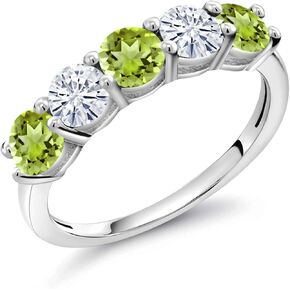 Gem Stone King 925 Sterling Silver Green Peridot و White Moissanite Band Band Ring for Women (0.94 CTTW ، Round 3.5mm ، Gemstone August Birthstone ، متوفر في الحجم 5 ، 6 ، 7 ، 8 ، 9)
