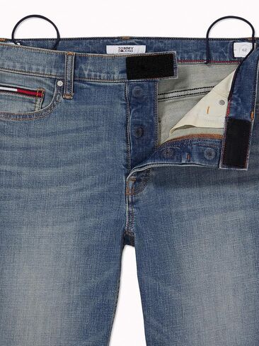 شورت برمودا نسائي من Tommy Hilfiger مع إغلاق بعلامة تجارية فيلكرو وطيران مغناطيسي in Saudi Arabia