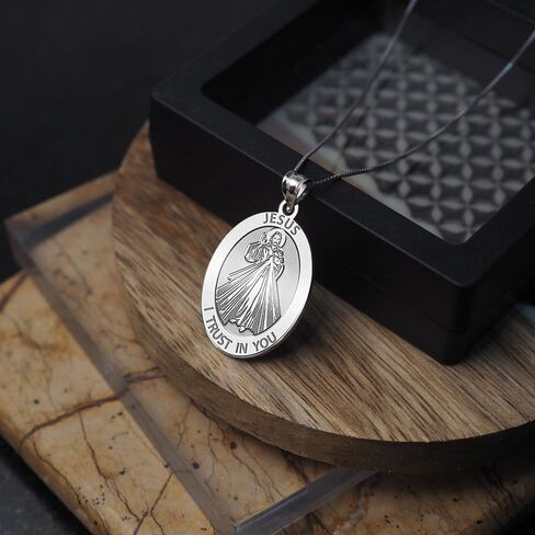 Picturesongold.com الميدالية الدينية الرحمة الإلهية ، المتوفرة باللون الأصفر الصلب أو الفضة الصلبة أو الجنيه الاسترليني in Kuwait