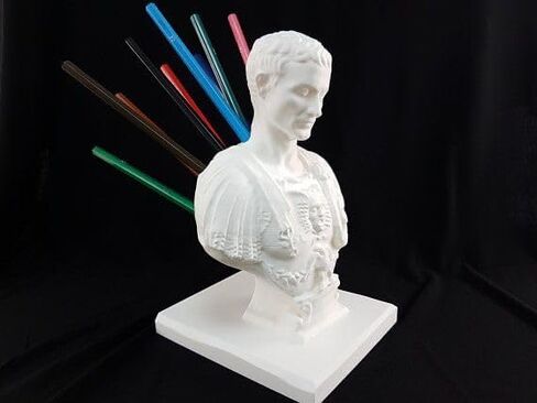 Julius Caesar Ides of March Pen - حامل أقلام الرصاص لمنظمي وملحقات مكتب تمثال يوليوس قيصر - أفكار حامل أقلام الرصاص لشهر مارس - حامل أقلام الرصاص لمنظمي مكتب المعلم المكتبي in Saudi Arabia