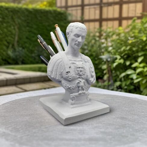 Julius Caesar Ides of March Pen - حامل أقلام الرصاص لمنظمي وملحقات مكتب تمثال يوليوس قيصر - أفكار حامل أقلام الرصاص لشهر مارس - حامل أقلام الرصاص لمنظمي مكتب المعلم المكتبي in Saudi Arabia