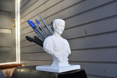 Julius Caesar Ides of March Pen - حامل أقلام الرصاص لمنظمي وملحقات مكتب تمثال يوليوس قيصر - أفكار حامل أقلام الرصاص لشهر مارس - حامل أقلام الرصاص لمنظمي مكتب المعلم المكتبي in Saudi Arabia
