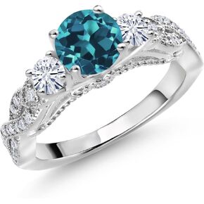 Gem Stone King 925 Sterling Silver London Blue Topaz و White Moissanite الخطوبة للنساء | 1.57 CTTW | الأحجار الكريمة المولد | جولة 6mm و 3mm | متوفر في الحجم 5 ، 6 ، 7 ، 8 ، 9