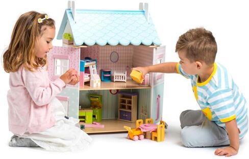 Le Toy Van - مجموعة لعب بيت الدمية الخشبية الرائعة المكونة من 4 طوابق في قاعة شجرة الكرز الرائعة للفتيات أو الأولاد | رائعة كهدية | مناسبة للأعمار من 3 سنوات فما فوق in Saudi Arabia