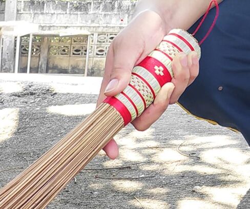 1 Piece of 32 inch Multi-Surface Sturdy Outdoor Authentic Coconut Leaf Broom Asian Heavy Duty Broom Thai Natural Coconut Leaf Broom (Country Rustic) in Kuwait