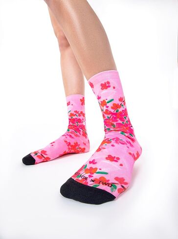 Hot Sox Women's Travel Write Draw Bougainvillea Crew Sock 1 Pair Pack, Pink, Women's Shoe Size 4-10 in Saudi Arabia