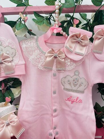 Custom Newborn Baby Clothes Set for Girls – 3 PCS Personalized 100% Cotton Romper, Cap, and Mittens – Unique Outfit in Saudi Arabia