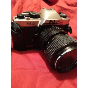 Nikon FM-10 35mm SLR Camera Kit with 35-70mm F3.5-4.8 Zoom Lens & Camera Case
