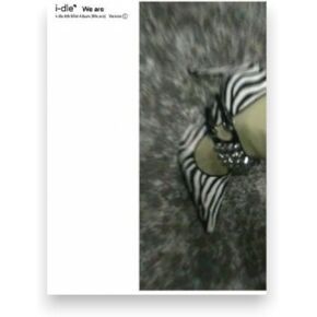 I -LDER - ألبوم MINI الثامن [نحن] PHOTOBOOK IDENTION I Version + P.O.B POSTER + [Photocard Extra] "شيء جيد"