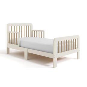 Storkcraft Pasadena Toddler Bed - Greenguard Gold Certified ، تشمل دبوسات الأمان الصغار ، مرتبة Crib & Toddler القياسية ، تصميم أنيق مع تفاصيل مستديرة ، الشوفان المجعد مع الخشب الطائفي