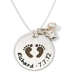 AJ's Collection Baby Stagprint Personalized Sterling Silver Namelace. تخصيص اسم الطفل أو تاريخه أو صياغة خاصة ، محفور بأقدام طفل صلبة. اختيار 925 سلسلة. هدية أمي الجديدة