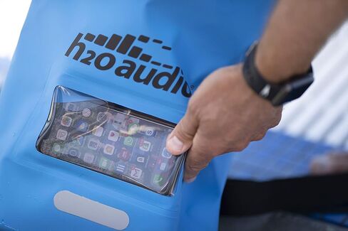 H2O Audio Floating Dry Bag, 100% Waterproof, Roll Top Closure with a Sealed Smart Phone Window Case,10L Sack for Swimming, Kayaking, Boating, Fishing, Camping and Hiking in Kuwait