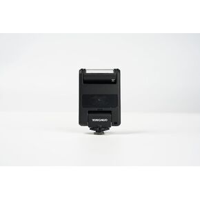 YN6 Micro Universal Flash على الكاميرا