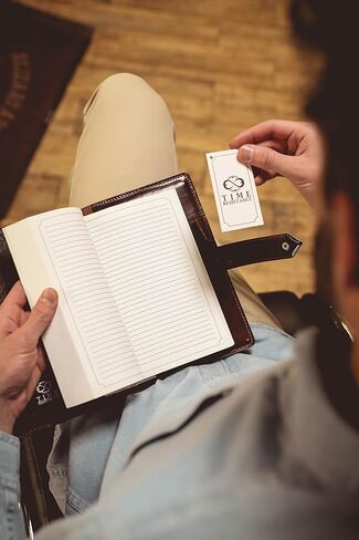 مجلة جلدية مقاومة للوقت مع غلاف دفتر ملاحظات A5 مبطن قابل لإعادة الملء مع حلقة قلم (بني) in Kuwait