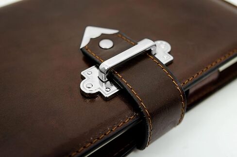 مجلة جلدية مقاومة للوقت مع غلاف دفتر ملاحظات A5 مبطن قابل لإعادة الملء مع حلقة قلم (بني) in Kuwait