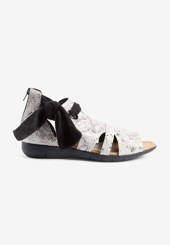 Comfortview Women's Wide Width The Annika Shootie in Kuwait