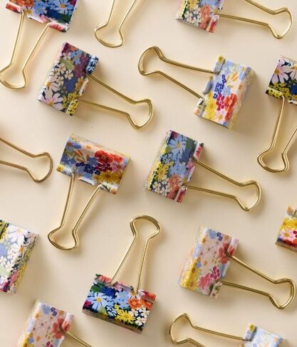 شركة RIFLE PAPER CO. مشابك Margaux Binder - مجموعة من 8 مشابك معدنية وتصميمات زهرية ومقابض ذهبية تضيف لمسة من الألوان، بطول 6.35 سم، تتضمن كل مجموعة تصميمات مختلفة مطبوعة بالألوان الكاملة in Kuwait